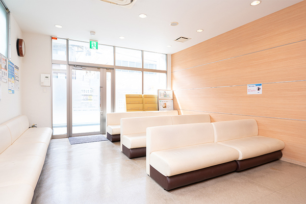 菊川内科皮膚科クリニック 光が差し込む明るい待合室