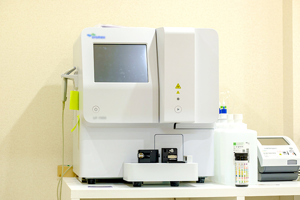 東京ロータスクリニック 尿中の細菌や細胞成分を解析する尿検査装置を導入