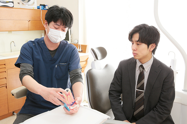 もり歯科医院 模型を用いて患者にわかりやすい説明を心がけている