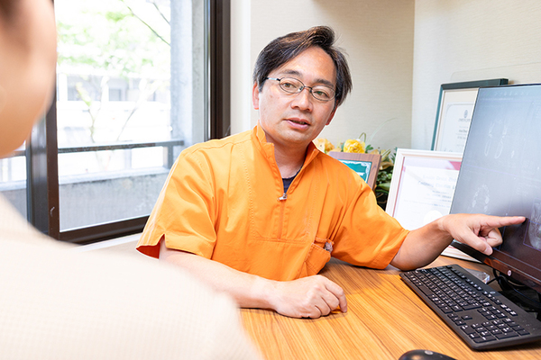 おはら歯科 レントゲン画像などを見せながら、患者にわかりやすく説明