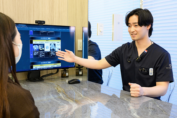 リアム歯科クリニック市川 顎の骨が少ない人には骨造成の選択肢もあると話す中村院長
