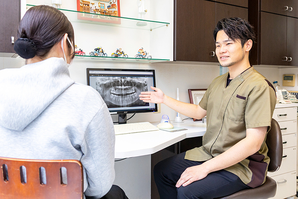 吉川歯科医院 モニターを使用し、患者にとってわかりやすい説明を心がける