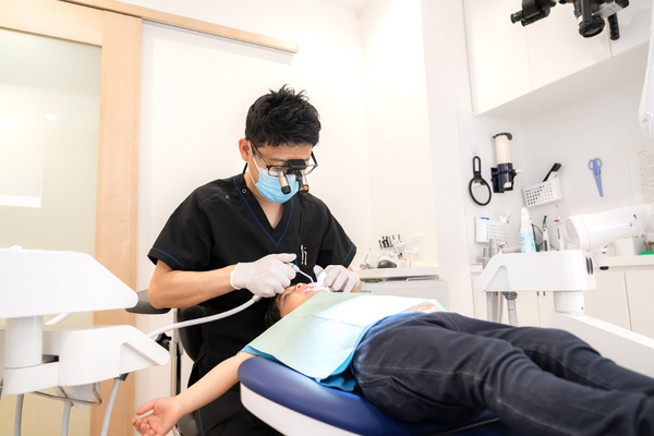U Dental Clinic 牛田 治療機材に触れながら少しずつ治療を進める