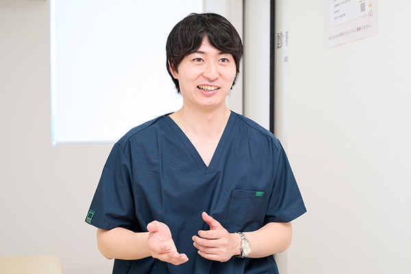クリニックプラス三鷹 高血圧は動脈硬化を進行させる要因になると話す加藤院長