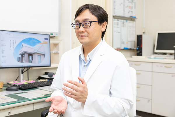 西園内科クリニック 気負わずに気軽に相談してほしいと話す西園院長