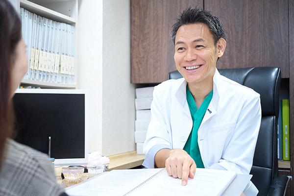 Mori Dental Clinic 親しみやすい先生が丁寧にカウンセリングを行う