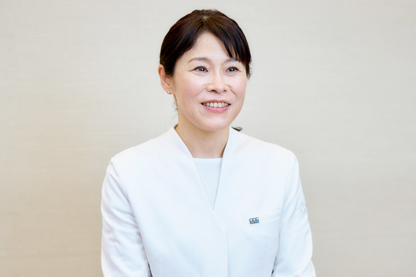世田谷リウマチ膠原病クリニック　新宿本院 症状について丁寧に診察を行う宇都宮雅子先生