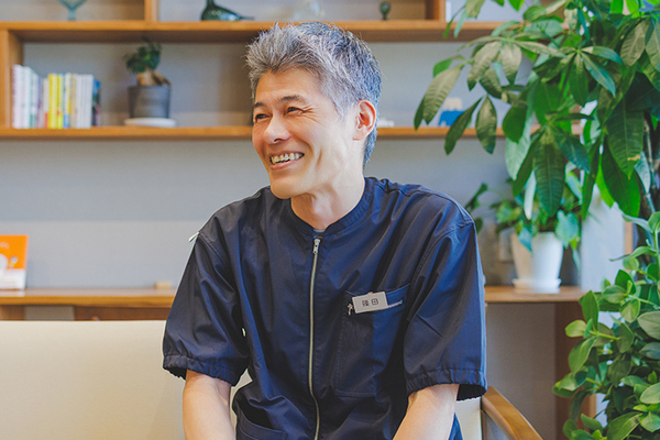 あかつきメンタルヘルスクリニック ショートケアについて説明する作業療法士の篠田さん