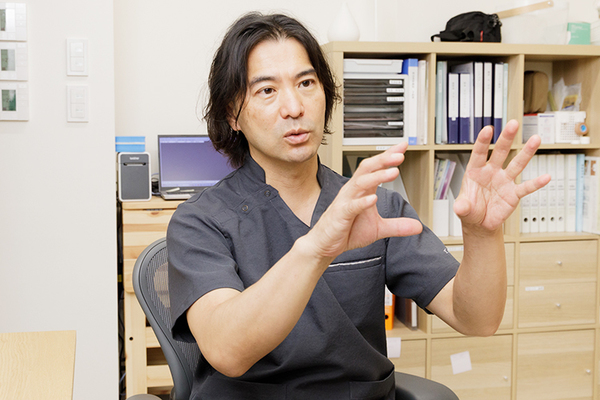 芦屋甲南クリニック 「体調の違和感を感じたら、気軽に相談してほしい」と話す院長