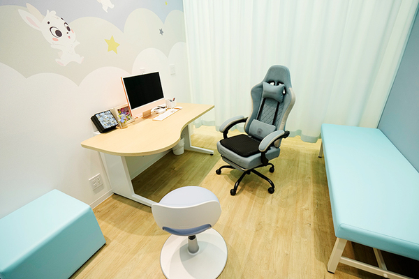 そらいろこどもクリニックありあけ 子どもの成長を見守りながら健康管理を支える診察室