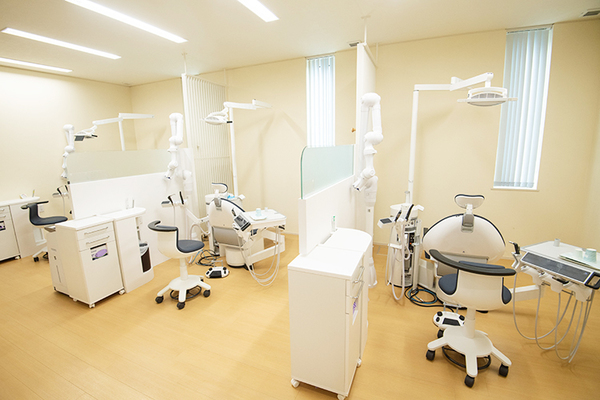ふくい矯正歯科医院 明るい診察室で治療を受けることができる