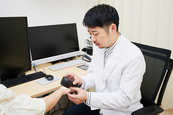 クリニックプラス自由が丘 丁寧な触診で病状を見極める