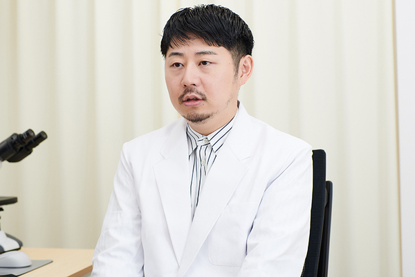 クリニックプラス自由が丘 高血圧は動脈硬化を進行させる要因になると話す宮田院長