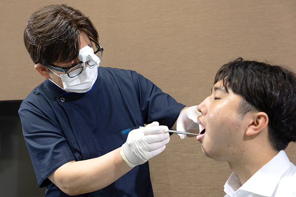 やすらぎホームクリニック 患者一人ひとりの口腔内の状態を丁寧に確認