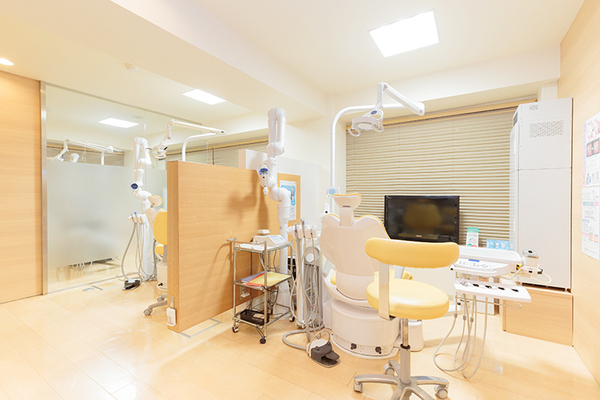 門戸厄神ひろかわファミリー歯科・矯正歯科 納得して治療に進めるよう、丁寧に患者に説明をする