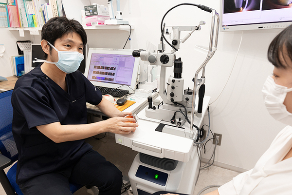 荒本眼科こじまクリニック 患者の生活に合わせた治療法の相談を受けている