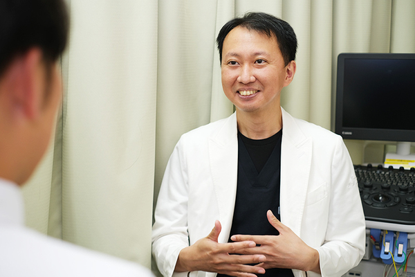 駒沢腎クリニック 早めの受診が早期発見早期治療につながると話す若林院長
