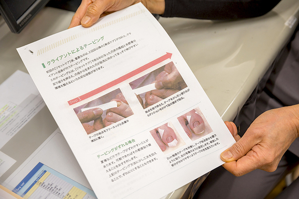 祇園お肌と爪のクリニック 資料を用いながらわかりやすく説明してくれる