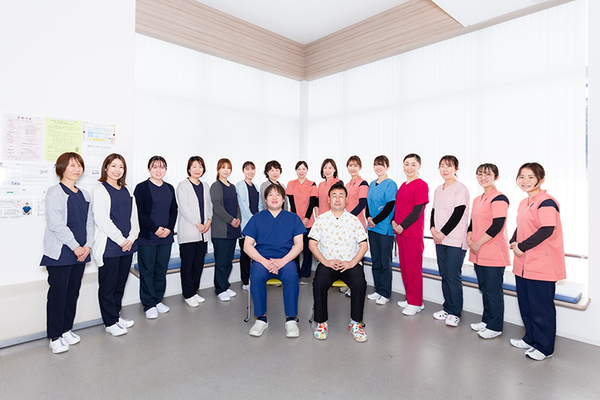 うえだ内科ファミリークリニック 医師・看護師・医療事務の16人のスタッフがチームで医療を提供