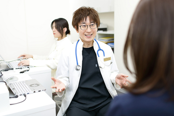 蒲田駅前やまだ内科糖尿病・甲状腺クリニック 穏やかな笑顔で診療に取り組む山田院長