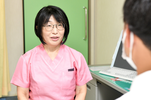 龍岡クリニック 龍岡達子院長は小児患者の親の話も丁寧に聞くよう心がけている