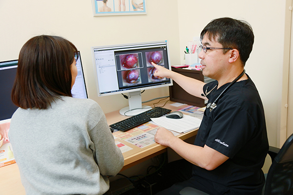 しらはた胃腸肛門クリニック横浜 モニターを見ながらわかりやすい説明が受けられる