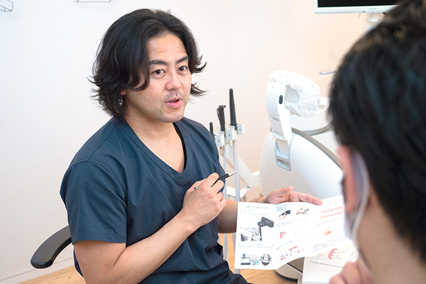 太紀デンタルクリニック 丁寧に患者に説明を行う齋藤院長