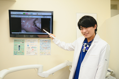 口腔内カメラでわかりやすく説明し 患者との信頼関係を強化