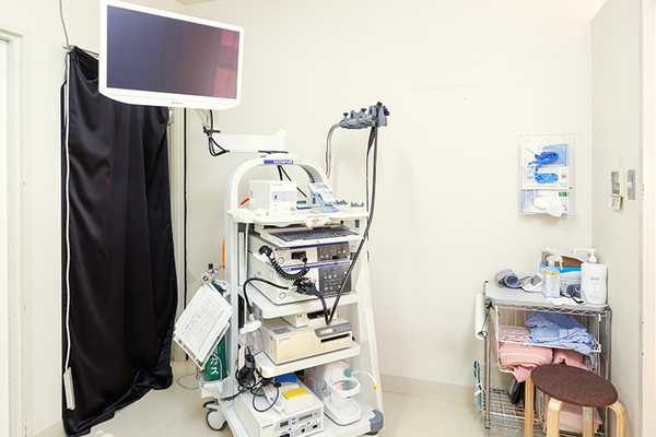 山口内科クリニック 研鑽を積んだ山口俊一院長が内視鏡検査を行う