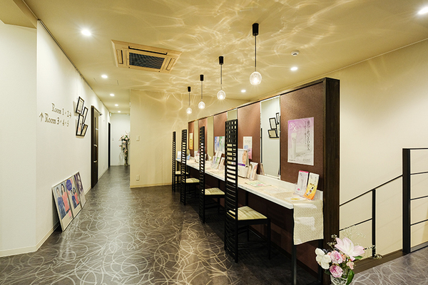 本郷安富クリニック ラグジュアリーな雰囲気のチャタリングスペース