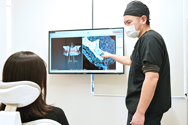 奈良登美なかやま歯科・口腔外科 モニターを使用し、患者にわかりやすい説明を行う
