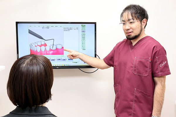 歯科ほんだクリニック モニターを用いてわかりやすい説明を行う