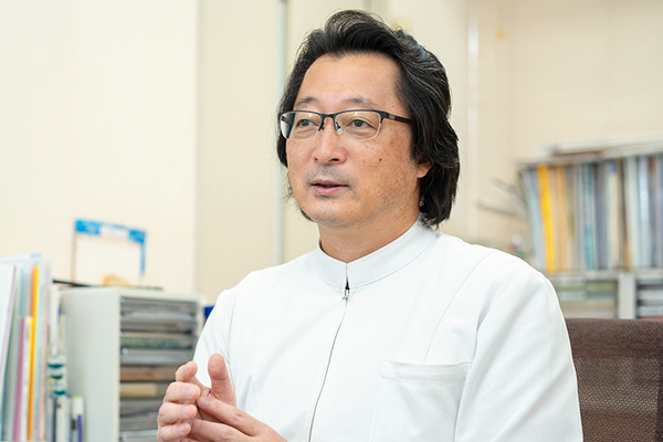 西村内科クリニック 患者の不安に寄り添いながら診療中も医師がサポートする