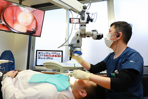 荒木歯科医院 治療風景を画面に映すことで患者側の理解も深まる