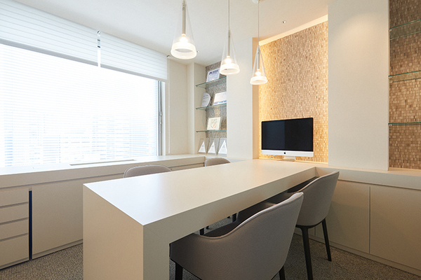 矯正歯科医院大阪オルソ カウンセリングルームはガラス張りで開放的