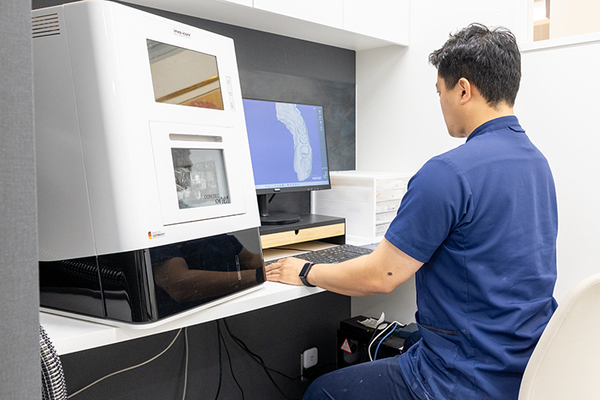 むらつ歯科クリニック 院内で技工物の製作や調整を迅速に行うことができる