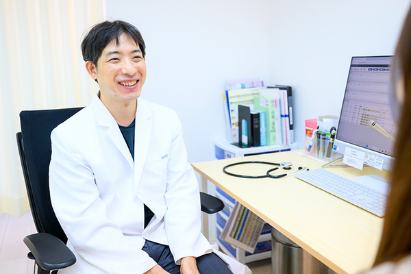 クリニックプラス池尻大橋 同じ1型でも重篤化することもあるため油断は禁物と話す佐藤院長