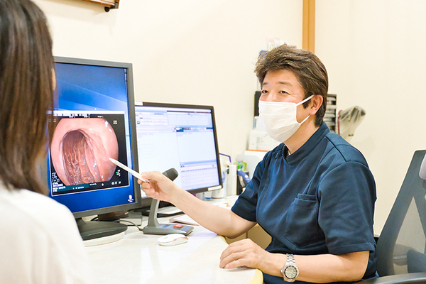 前田ファミリークリニック 結果の説明時には、モニターも使用しつつわかりやすく解説を行う