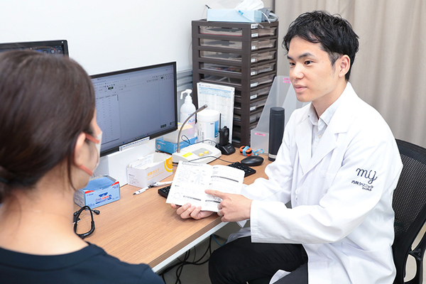 MY内科クリニックせんげん台 パンフレットなどを用いて丁寧な説明を心がけている