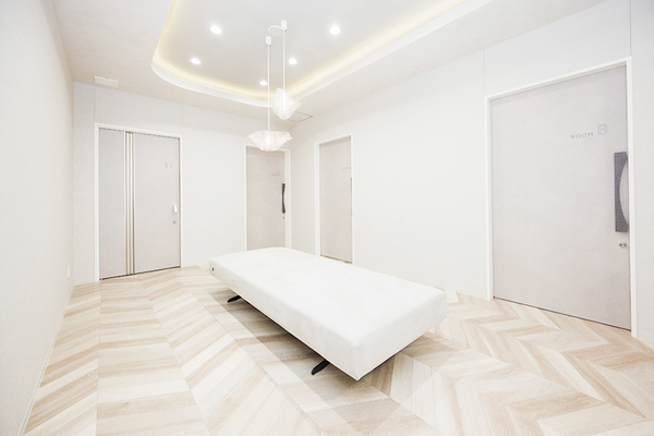 13あさいクリニック 検査前の待合室。トイレつきの個室も複数用意されている