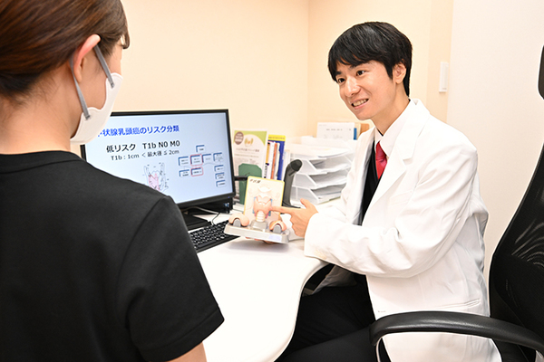 ひるま甲状腺クリニック 蒲田 模型や図を用いて患者にわかりやすく説明
