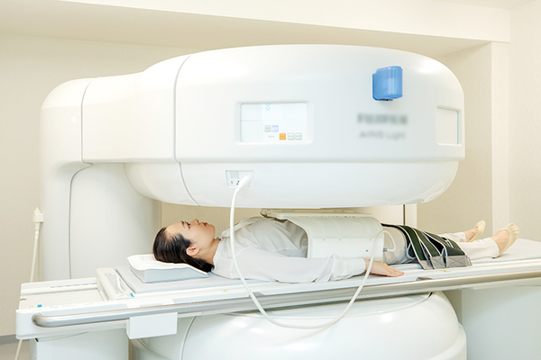 田中整形外科クリニック 新鋭のオープン型MRIを導入し、検査結果は即日伝えられる