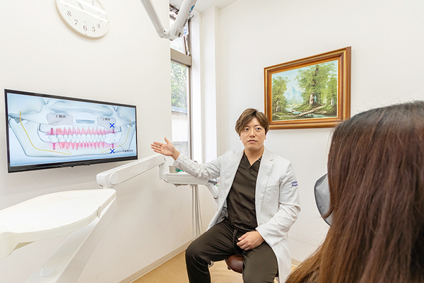 みさきエキ歯科 診療ユニットにモニターを置き、わかりやすい説明を行う