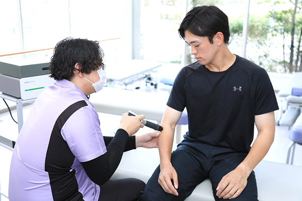 おかざきいしむら整形外科 各種機器を使い、リハビリを進めていく