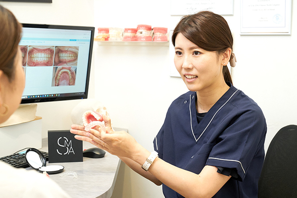 大橋駅前アロハ歯科 小児・矯正歯科クリニック　九州インプラントクリニック 患者の不安や希望について丁寧にカウセリングを行っている