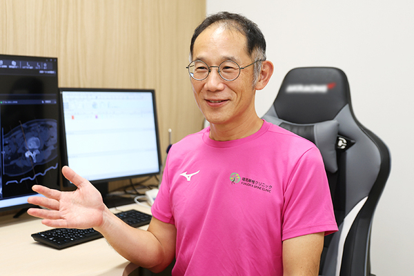 福岡脊椎クリニック 体への負担が少ないUBEについて話す隈元院長