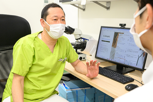 くわばら腎・泌尿器科クリニック 初めに問診を行い、その結果を参考に治療計画を提案している