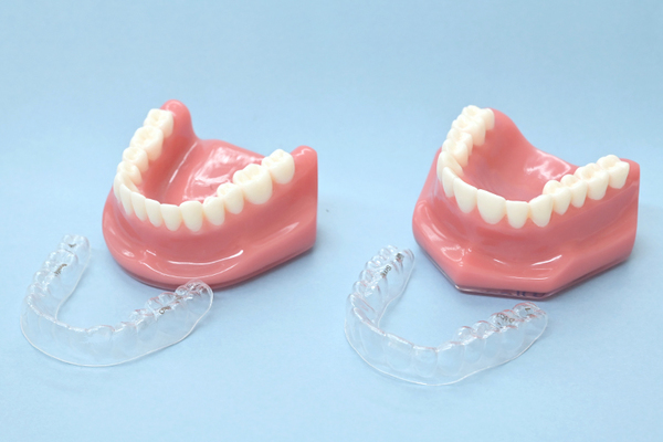 ふじもと歯科 実際に使用する矯正の模型を用いて、矯正のイメージを伝えていく