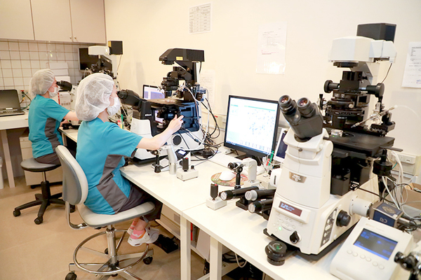 医療法人 蔵本ウイメンズクリニック ラボラトリーディレクターや培養士が集う培養室