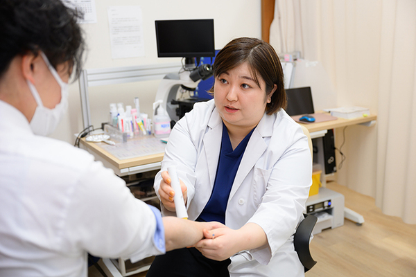 きぬ皮フ科クリニック 治療の仕方を丁寧に説明する院長